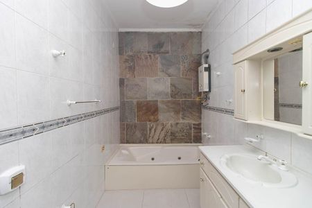 Casa para alugar com 122m², 4 quartos e 4 vagasBanheiro da Suíte