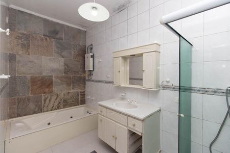 Casa para alugar com 122m², 4 quartos e 4 vagasBanheiro da Suíte