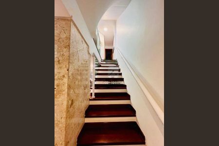 Casa à venda com 221m², 4 quartos e 3 vagas