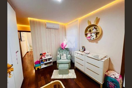 Casa à venda com 221m², 4 quartos e 3 vagas