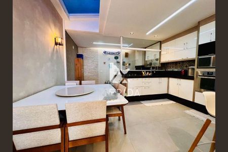 Casa à venda com 221m², 4 quartos e 3 vagas