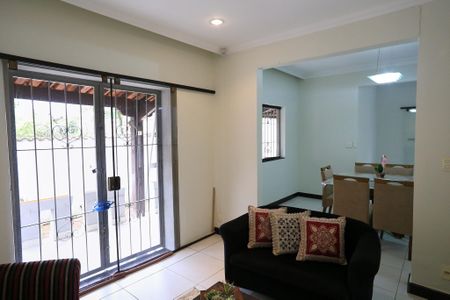 Casa para alugar com 300m², 4 quartos e 3 vagas Casa para alugar com 300m², 4 quartos e 3 vagasSala