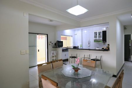 Casa para alugar com 300m², 4 quartos e 3 vagas Casa para alugar com 300m², 4 quartos e 3 vagasSala de Jantar
