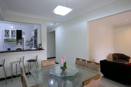 Casa para alugar com 300m², 4 quartos e 3 vagas Casa para alugar com 300m², 4 quartos e 3 vagasSala de Jantar