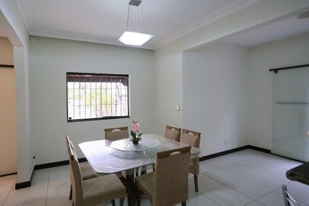 Casa para alugar com 300m², 4 quartos e 3 vagas Casa para alugar com 300m², 4 quartos e 3 vagasSala de Jantar