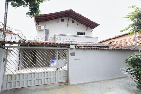 Casa para alugar com 300m², 4 quartos e 3 vagas Casa para alugar com 300m², 4 quartos e 3 vagasFachada