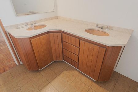 Casa à venda com 451m², 3 quartos e 2 vagasBanheiro da Suíte