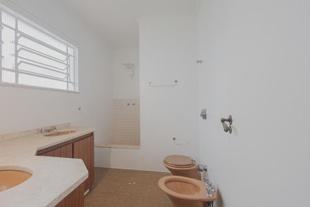 Casa à venda com 451m², 3 quartos e 2 vagasBanheiro da Suíte