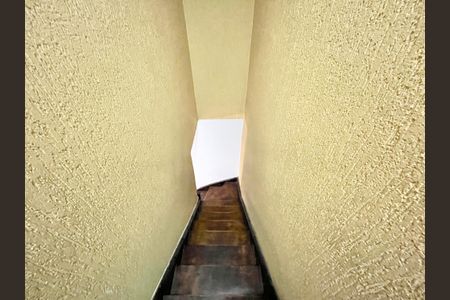 Casa à venda com 160m², 3 quartos e 1 vaga Casa à venda com 160m², 3 quartos e 1 vagaEscada