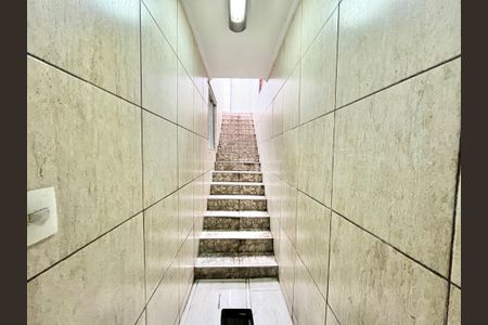 Casa à venda com 160m², 3 quartos e 1 vaga Casa à venda com 160m², 3 quartos e 1 vagaEscada