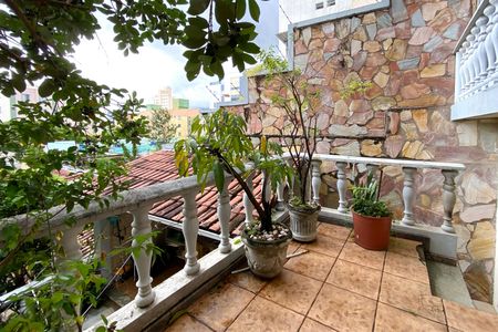 Casa à venda com 239m², 3 quartos e 2 vagas Casa à venda com 239m², 3 quartos e 2 vagasVaranda