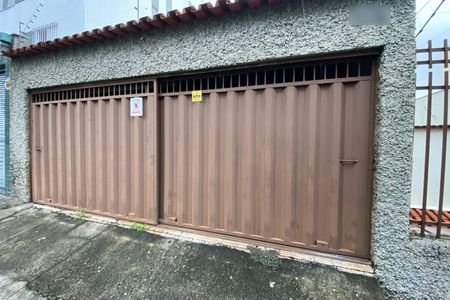 Casa à venda com 239m², 3 quartos e 2 vagas Casa à venda com 239m², 3 quartos e 2 vagasFachada