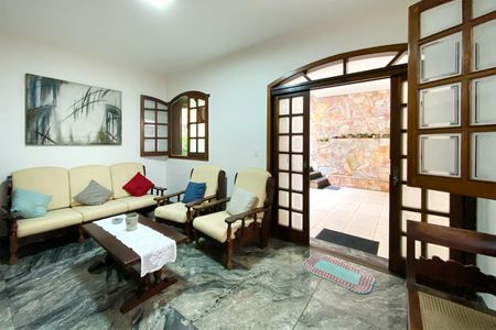 Sala de casa à venda com 3 quartos, 239m² em Sagrada Família, Belo Horizonte