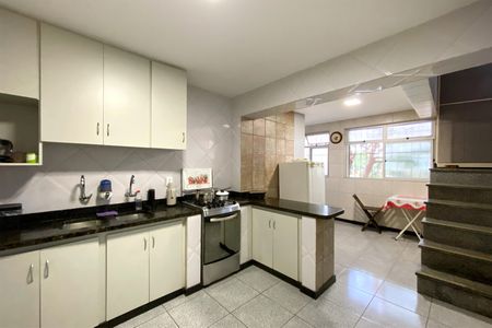 Casa à venda com 239m², 3 quartos e 2 vagas Casa à venda com 239m², 3 quartos e 2 vagasCozinha