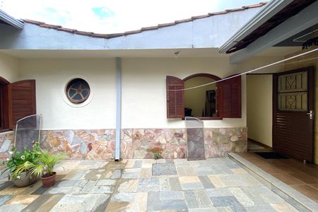 Casa à venda com 239m², 3 quartos e 2 vagas Casa à venda com 239m², 3 quartos e 2 vagasEdícula