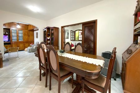 Casa à venda com 239m², 3 quartos e 2 vagas Casa à venda com 239m², 3 quartos e 2 vagasSala de Jantar