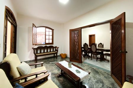 Sala de casa à venda com 3 quartos, 239m² em Sagrada Família, Belo Horizonte