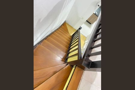 Escada de casa para alugar com 5 quartos, 200m² em Parque das Arvores, São Paulo