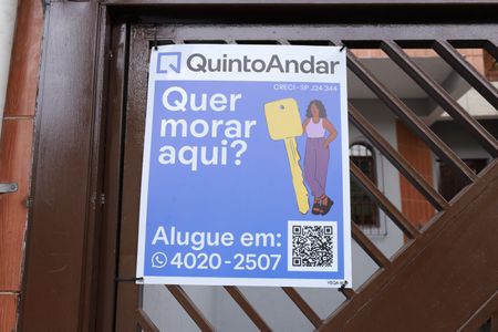 Casa para alugar com 150m², 4 quartos e 1 vagaPlaca instalada no portão do imóvel - Código da placa: YEQA-90