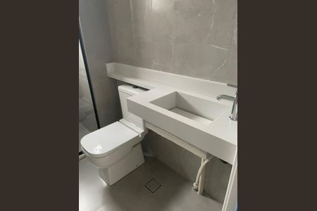 Banheiro de apartamento para alugar com 2 quartos, 43m² em Jardim Monte Alegre, Taboão da Serra