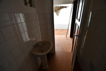 Casa para alugar com 300m², 3 quartos e 6 vagasBanheiro de serviço