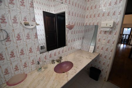Casa para alugar com 300m², 3 quartos e 6 vagasBanheiro Social
