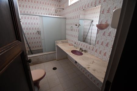 Casa para alugar com 300m², 3 quartos e 6 vagasBanheiro Social