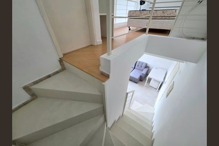 Apartamento para alugar com 47m², 1 quarto e 1 vaga Apartamento para alugar com 47m², 1 quarto e 1 vagaEscada