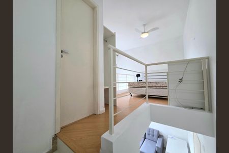 Apartamento para alugar com 47m², 1 quarto e 1 vaga Apartamento para alugar com 47m², 1 quarto e 1 vagaEscada