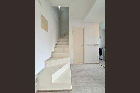 Apartamento para alugar com 47m², 1 quarto e 1 vaga Apartamento para alugar com 47m², 1 quarto e 1 vagaEscada