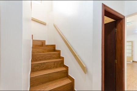 Casa para alugar com 247m², 4 quartos e 2 vagasEscada