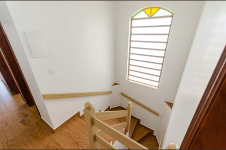 Casa para alugar com 247m², 4 quartos e 2 vagasEscada