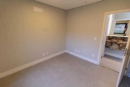 Casa de condomínio à venda com 342m², 4 quartos e 4 vagasEscritório