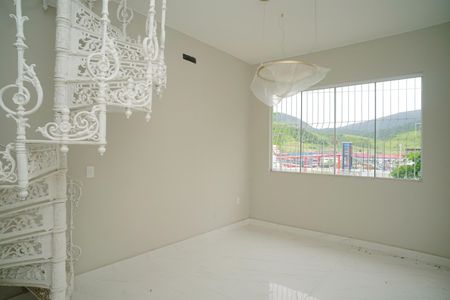 Sala de casa para alugar com 2 quartos, 360m² em Itapeba, Maricá