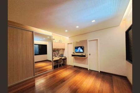 Apartamento para alugar com 260m², 4 quartos e 4 vagas