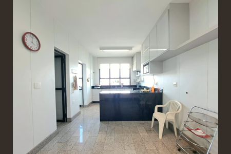 Apartamento para alugar com 260m², 4 quartos e 4 vagas