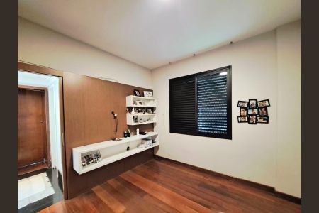 Apartamento para alugar com 260m², 4 quartos e 4 vagas