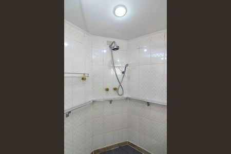 Apartamento para alugar com 393m², 3 quartos e 6 vagas Apartamento para alugar com 393m², 3 quartos e 6 vagasBanheiro da Suíte 1