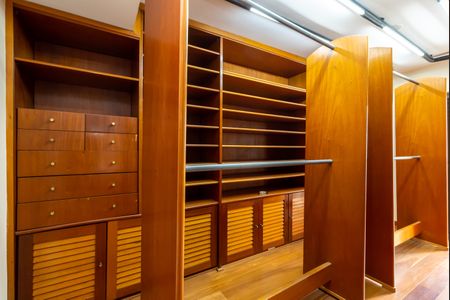 Apartamento para alugar com 393m², 3 quartos e 6 vagas Apartamento para alugar com 393m², 3 quartos e 6 vagasCloset da Suíte 1