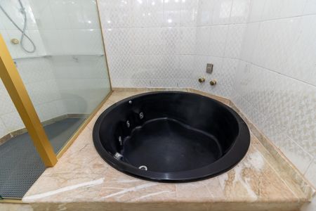 Apartamento para alugar com 393m², 3 quartos e 6 vagas Apartamento para alugar com 393m², 3 quartos e 6 vagasBanheiro da Suíte 1