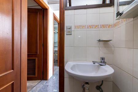 Apartamento para alugar com 393m², 3 quartos e 6 vagas Apartamento para alugar com 393m², 3 quartos e 6 vagasBanheiro de Serviço