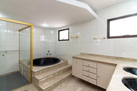 Apartamento para alugar com 393m², 3 quartos e 6 vagas Apartamento para alugar com 393m², 3 quartos e 6 vagasBanheiro da Suíte 1