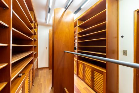 Apartamento para alugar com 393m², 3 quartos e 6 vagas Apartamento para alugar com 393m², 3 quartos e 6 vagasCloset da Suíte 1