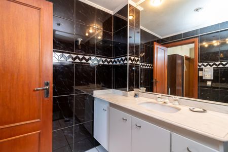 Apartamento para alugar com 393m², 3 quartos e 6 vagas Apartamento para alugar com 393m², 3 quartos e 6 vagasBanheiro da Suíte 3