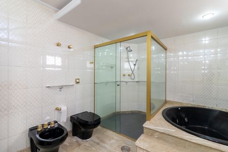 Apartamento para alugar com 393m², 3 quartos e 6 vagas Apartamento para alugar com 393m², 3 quartos e 6 vagasBanheiro da Suíte 1