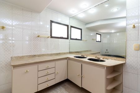 Apartamento para alugar com 393m², 3 quartos e 6 vagas Apartamento para alugar com 393m², 3 quartos e 6 vagasBanheiro da Suíte 1