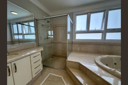 Casa de condomínio à venda com 470m², 4 quartos e 4 vagasBanheiro da Suíte 2