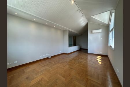 Casa de condomínio à venda com 470m², 4 quartos e 4 vagasSala de TV