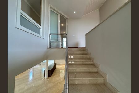 Casa de condomínio à venda com 470m², 4 quartos e 4 vagasEscada