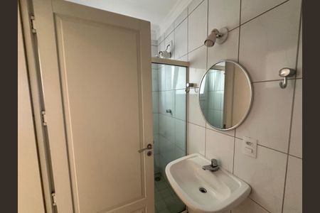 Casa de condomínio à venda com 470m², 4 quartos e 4 vagasBanheiro de serviço